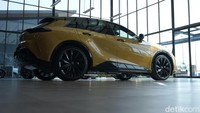 Di sisi lain, Crown Sport ini juga hadir dengan pengendalian yang seharusnya sangat baik. Hal itu tercermin dari model bodinya yang agresif, aerodinamis, dan juga rendah. Dimensi mobil ini cukup moderat sebagai mobil yang premium. Panjangnya hanya 4.720 mm, lebar 1.880 mm, dan tinggi 1.565 mm dengan wheelbase 2.770 mm. Lantas untuk ground clearance-nya tercatat di angka 160 mm dan Crown Sport tipe Z dibekali dengan roda berukuran 235/45 R21. Foto: Muhammad Hafizh Gemilang