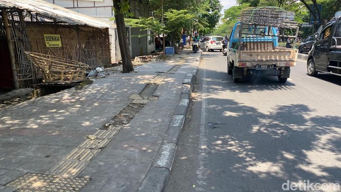Trotoar rusak di Jalan Soekarno-Hatta Bandung