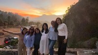 Bersama teman-teman.