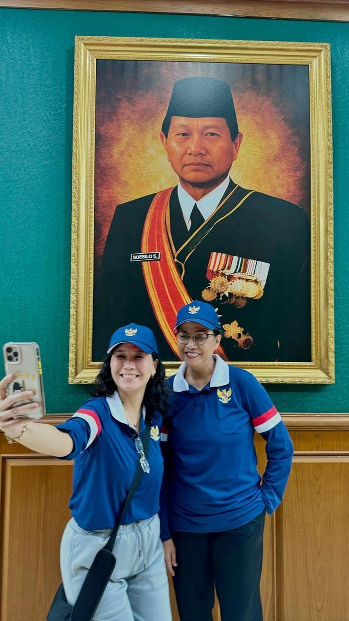 Veronica Tan-Sri Mulyani Selfie Berlatar Lukisan Jenderal Soesilo Sudarman (dok Instagram Sri Mulyani).