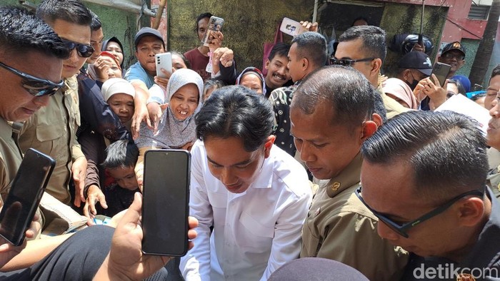 Wakil Presiden Gibran Rakabuming Raka di Pasar Gotong Royong Magelang, Minggu (27/10/2024).