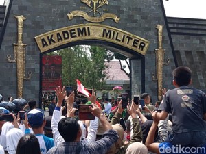 Tinggalkan Akmil Magelang, Gibran Bagikan Susu dan Buku ke Warga