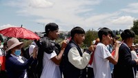 Ada juga yang menggambar di punggung temannya dan membentuk barisan.