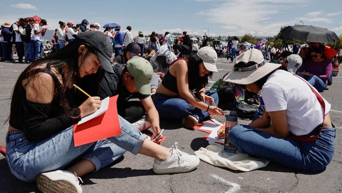 Warga Ekuador Ciptakan Rekor Dunia Menggambar Bersama Terbanyak A drone view shows people gathered to try to beat the Guinness World Record for the most people drawing simultaneously, in Quito, Ecuador October 25, 2024. REUTERS/Karen Toro