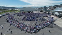 Foto udara warga berkumpul di sebuah tanah lapang di Quito, Ekuador, untuk memecahkan rekor dunia, Jumat (25/10) waktu setempat.