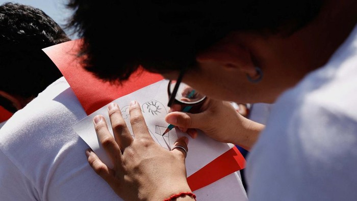 A drone view shows people gathered to try to beat the Guinness World Record for the most people drawing simultaneously, in Quito, Ecuador October 25, 2024. REUTERS/Karen Toro