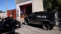 Polisi pun kewalahan menghadapi geng bersenjata tersebut.
