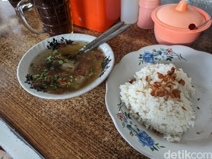 Warung Soto Sapi Pak Made di Jalan Imam Bonjol No.120, Pemecutan Klod, Kecamatan Denpasar Barat, Sabtu (26/10/2024). (Vincencia Januaria Molo/detikBali)