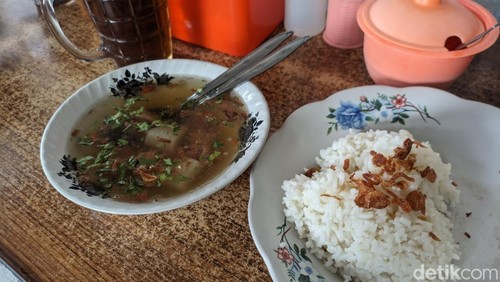 Warung Soto Sapi Pak Made di Jalan Imam Bonjol No.120, Pemecutan Klod, Kecamatan Denpasar Barat, Sabtu (26/10/2024). (Vincencia Januaria Molo/detikBali)