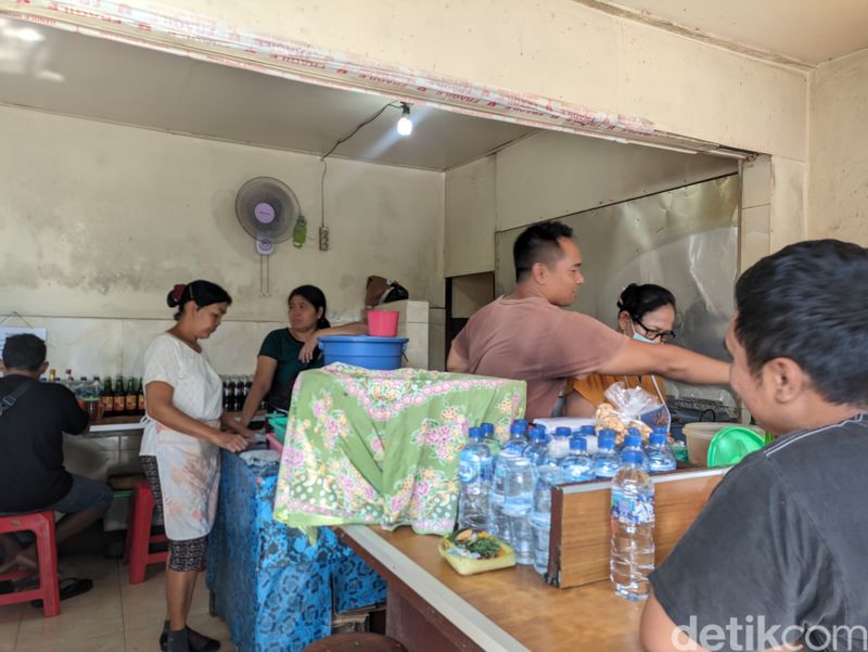 Warung Soto Sapi Pak Made di Jalan Imam Bonjol No.120, Pemecutan Klod, Kecamatan Denpasar Barat, Sabtu (26/10/2024). (Vincencia Januaria Molo/detikBali)