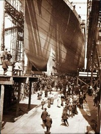 Perjalanan waktu atau time traveling yuk, detikers! Caranya dengan melihat foto-foto bersejarah berikut ini.