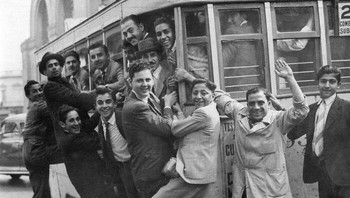 Gandulan di bus, Buenos Aires pada 1942. Foto: Endri Logos via Bored Panda