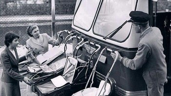 Stroller bayi yang diletakkan di depan bus di Opawa, Selandia Baru, pada 1950. Foto: Joyce Ward via Bored Panda