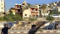 Tentara Lebanon memblokir akses ke sektor tersebut, yang telah dipenuhi oleh orang-orang yang melarikan diri dari wilayah lain di Lebanon selatan sejak Israel melancarkan serangannya terhadap Hizbullah pada September lalu. (AP Photo/Mohammad Zaatari).