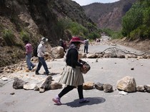 Aksi Pendukung Eks Presiden Bolivia Blokir Jalan dengan Batu