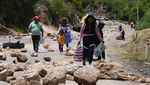 Aksi Pendukung Eks Presiden Bolivia Blokir Jalan dengan Batu