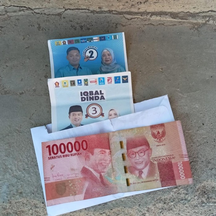 Amplop berisi uang Rp 100 ribu dan stiker paslon cagub-cawagub NTB Iqbal-Dinda dan cabup-cawabup Bima Yandi-Ros beredar di Bima. (Foto: Istimewa)