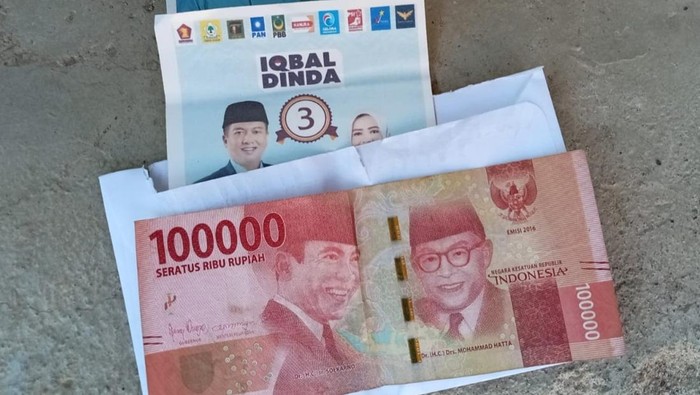 Amplop berisi uang Rp 100 ribu dan stiker paslon cagub-cawagub NTB Iqbal-Dinda dan cabup-cawabup Bima Yandi-Ros beredar di Bima. (Foto: Istimewa)