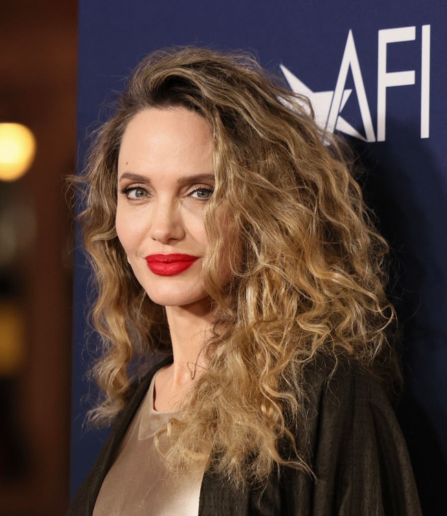 Seperti dikutip People, Jolie terlihat semakin memesona dengan rambut keritingnya karena pulasan lipstik merah dan riasan mata yang natural. Dia hanya memakai sedikit eyeshadow dan eyeliner hitam. Foto: Getty Images