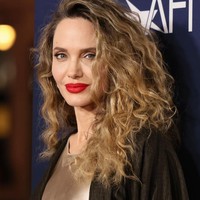 Seperti dikutip People, Jolie terlihat semakin memesona dengan rambut keritingnya karena pulasan lipstik merah dan riasan mata yang natural. Dia hanya memakai sedikit eyeshadow dan eyeliner hitam. Foto: Getty Images