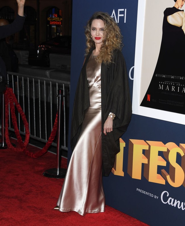 “Saya tahu ada beberapa hal yang orang akan berasumsi bahwa kami memiliki kesamaan, tapi saya pikir yang mungkin kami miliki adalah kami berbagi kesepian tertentu dalam melakukan pekerjaan kami, kadang-kadang di mana kami adalah satu-satunya yang, entahlah, terjaga di malam hari, mencoba memikirkan sesuatu, ungkapnya kepada PEOPLE. Foto: Getty Images