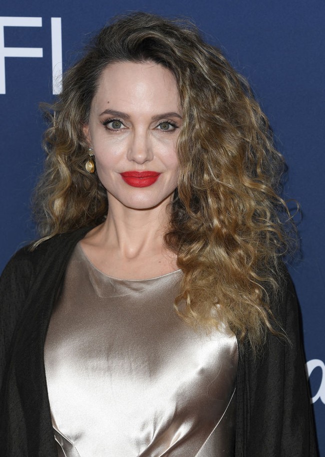 Aktris 49 tahun itu tampil mengejutkan dengan rambut keriting karena berbeda dari penampilannya yang biasanya di karpet merah. Jolie biasanya bergaya dengan rambutnya yang lurus atau disanggul. Foto: Getty Images