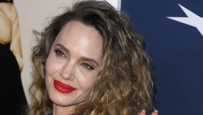 7 Foto Angelina Jolie Tiba-tiba Berambut Keriting, Cantiknya Bikin Pangling