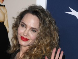 7 Foto Angelina Jolie Tiba-tiba Berambut Keriting, Cantiknya Bikin Pangling
