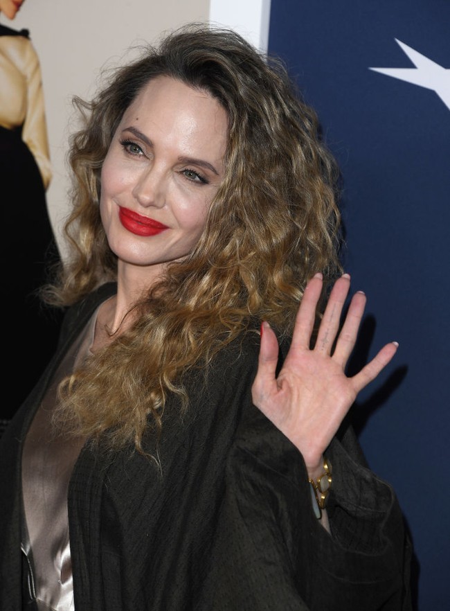 Saat hadir di AFI Film Festival dengan gaya rambut keritingnya, Jolie sempat mengungkapkan dia menjalani pelatihan berbulan-bulan untuk memerankan sosok Maria Callas. Jolie juga mengungkapkan kemiripannya dengan Maria.  Foto: Getty Images