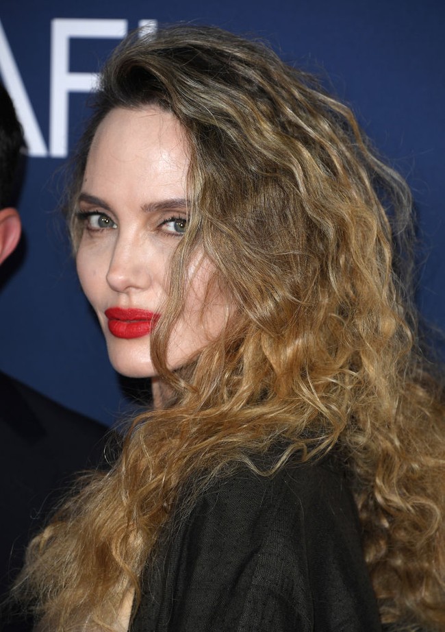 Angelina Jolie mengubah gaya rambutnya menjadi keriting saat menghadiri pemutaran film terbarunya Maria di AFI Film Festival, Los Angeles, Amerika Serikat, Sabtu (26/10/2024). Foto: Getty Images