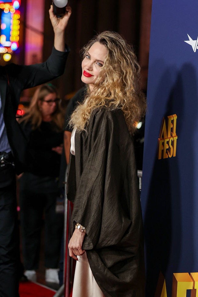 Dalam film Maria yang rilis di Amerika Serikat pada November 2024 mendatang, Angelina Jolie berperan sebagai penyanyi opera bernama Maria Callas. Film Maria bercerita tentang kehidupan penyanyi soprano berdarah Amerika-Yunani yang pindah ke Paris setelah kehilangan masa jayanya. Film ini menampilkan hari-hari terakhir sang diva yang terkenal dengan jangkauan vokalnya tiga oktaf. Maria meninggal di Paris pada tahun 1977 akibat serangan jantung pada usia 53 tahun.  Foto: Getty Images