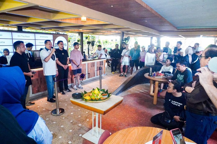 Anggota DPR RI Bambang Soesatyo meresmikan sekaligus mengapresiasi dibukanya usaha restoran UMKM anak muda dan kedai kopi STUJA x Inner Cycle di Kawasan SCBD Jakarta.