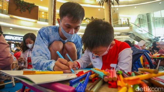 Antusias Anak-anak Ikut Lomba Mewarnai, Juaranya Liburan ke Hong Kong Sebanyak 34.146 peserta dari 35 kota di Indonesia mengikuti lomba mewarnai, pemenangnya berlibur ke Hongkong.