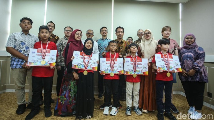 Antusias Anak-anak Ikut Lomba Mewarnai, Juaranya Liburan ke Hong Kong Sebanyak 34.146 peserta dari 35 kota di Indonesia mengikuti lomba mewarnai, pemenangnya berlibur ke Hongkong.