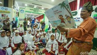 Pucak bulan bahasa digelar di Jakarta, beragam buku dapat dijumpai di Gedung Mendikdasmen.  