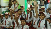 Mereka terlihat antusias mendengar cerita dari buku yang dibacakan.  