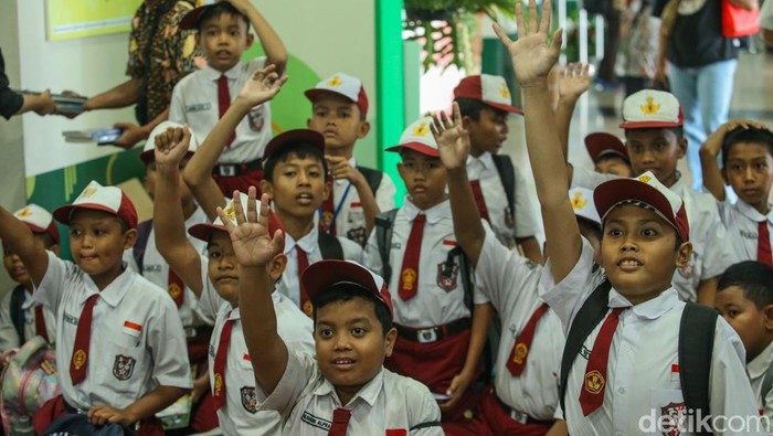 Anak-anak dari sekolah dasar mengikuti pameran bulan bahasa dan sastra di Gedung Mendikdasmen, Jakarta. Mereka tampak antusias saat mengikuti kegiatan tersebut.