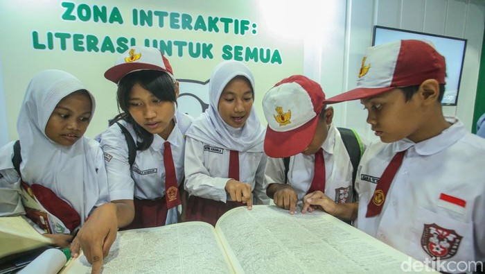 Anak-anak dari sekolah dasar mengikuti pameran bulan bahasa dan sastra di Gedung Mendikdasmen, Jakarta. Mereka tampak antusias saat mengikuti kegiatan tersebut.
