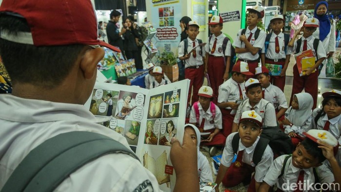 Anak-anak dari sekolah dasar mengikuti pameran bulan bahasa dan sastra di Gedung Mendikdasmen, Jakarta. Mereka tampak antusias saat mengikuti kegiatan tersebut.