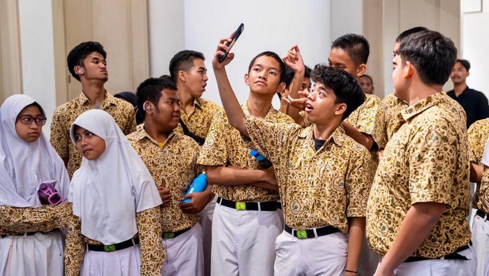 Sejumlah murid dari SLB santi Rama dan SLB Cicendo melakukan tur pameran lukisan 14th UOB Painting Of The Year, Jakarta, Senin (28/10/2024).