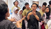 Dalam eksplorasi ini, mereka didampingi oleh galeri sitter dan teman-teman interpreter bahasa isyarat, yang berfungsi sebagai jembatan komunikasi yang efektif.   