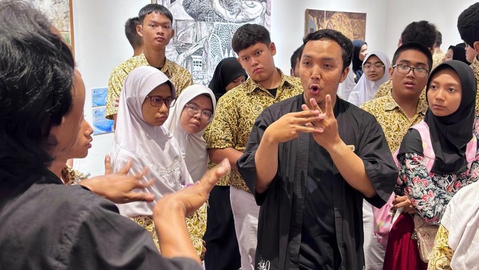 Sejumlah murid dari SLB santi Rama dan SLB Cicendo melakukan tur pameran lukisan 14th UOB Painting Of The Year, Jakarta, Senin (28/10/2024).