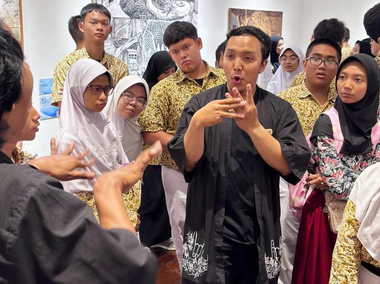 Antusias Murid Berkebutuhan Khusus Kunjungi Pameran Lukisan