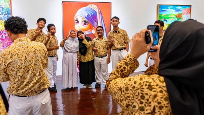 Sejumlah murid dari SLB santi Rama dan SLB Cicendo melakukan tur pameran lukisan 14th UOB Painting Of The Year, Jakarta, Senin (28/10/2024).