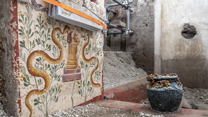A detail of a richly decorated but uncommonly small house with finely preserved frescoes of mythological scenes is pictured in the archaeological site in Pompeii, Italy, in this handout photo obtained by Reuters on October 24, 2024. Parco Archeologico di Pompei/Handout via REUTERS ATTENTION EDITORS - THIS IMAGE HAS BEEN SUPPLIED BY A THIRD PARTY. NO RESALES. NO ARCHIVES.     TPX IMAGES OF THE DAY