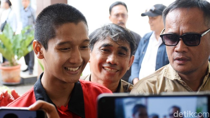Armor Toreador menghadiri sidang perdana terkait kasus KDRT di Pengadilan Negeri Cibinong, Senin (28/10/2024). Armor tiba dengan kondisi tangan diborgol.