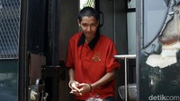 Armor tiba di Pengadilan Negeri (PN) Cibinong, Bogor, Jawa Barat, Senin (28/10/2024). Armor tampak mengenakan baju tahanan warna oranye. Sementara kedua tangannya diborgol.
