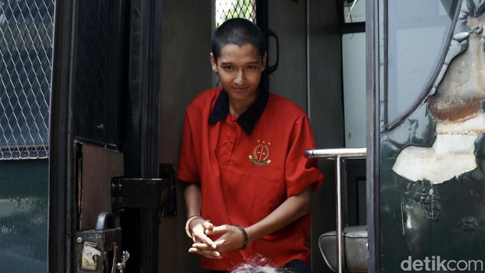 Armor Toreador Hadiri Sidang Perdana KDRT Armor Toreador menghadiri sidang perdana terkait kasus KDRT di Pengadilan Negeri Cibinong, Senin (28/10/2024). Armor tiba dengan kondisi tangan diborgol.