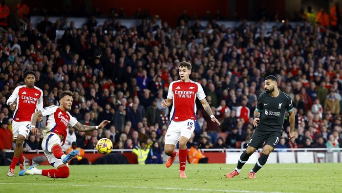 Soccer Football - Premier League - Arsenal v Liverpool - Emirates Stadium, London, Britain - October 27, 2024 Liverpools Mohamed Salah scores their second goal Action Images via Reuters/Peter Cziborra EDITORIAL USE ONLY. NO USE WITH UNAUTHORIZED AUDIO, VIDEO, DATA, FIXTURE LISTS, CLUB/LEAGUE LOGOS OR LIVE SERVICES. ONLINE IN-MATCH USE LIMITED TO 120 IMAGES, NO VIDEO EMULATION. NO USE IN BETTING, GAMES OR SINGLE CLUB/LEAGUE/PLAYER PUBLICATIONS. PLEASE CONTACT YOUR ACCOUNT REPRESENTATIVE FOR FURTHER DETAILS..