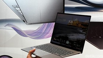 Asus Zenbook S 14 OLED (UX5406) punya bodi yang tipis (1,1cm) dan bobot yang ringan (1,2kg). Foto: detikINET/Anggoro Suryo Jati